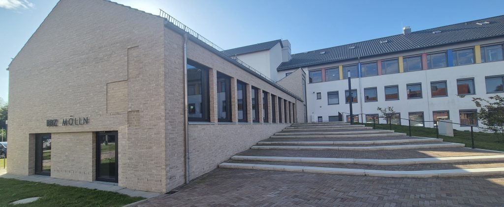 Die großzügige Treppenanlage