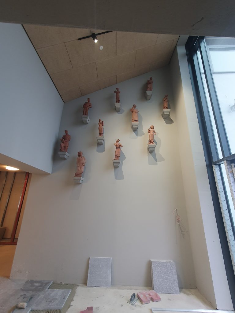 Die Handwerksfiguren haben seit November 2022 einen neuen Platz im Haupteingang